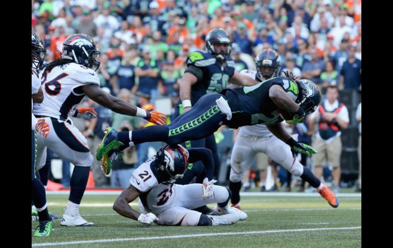 Marshall Lynch se lanza para anotar en tiempo extra y dar la victoria a Seattle. AFP J.Gross  /