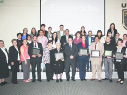 La Univa hace entrega placas de conmemorativas a diversas instituciones educativas con las que también tiene convenios. Cortesía Univa  /