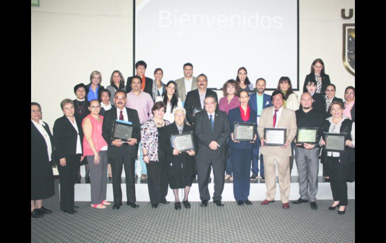 La Univa hace entrega placas de conmemorativas a diversas instituciones educativas con las que también tiene convenios. Cortesía Univa  /