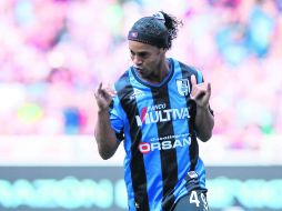 Ronaldinho celebró su primer gol con Gallos Blancos. MEXSPORT /