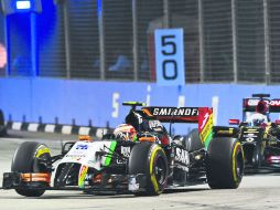 Sólido. El piloto de Force India, el tapatío Sergio Pérez (C) conduce delante Romain Grosjean del Lotus. AFP /