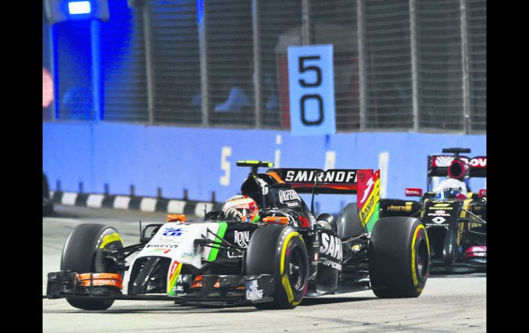 Sólido. El piloto de Force India, el tapatío Sergio Pérez (C) conduce delante Romain Grosjean del Lotus. AFP /