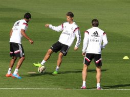 El francés Varane (i), el portugués Cristiano Ronaldo (c) y el galés Gareth Bale (d), durante un entrenamiento. EFE V. Lerena  /