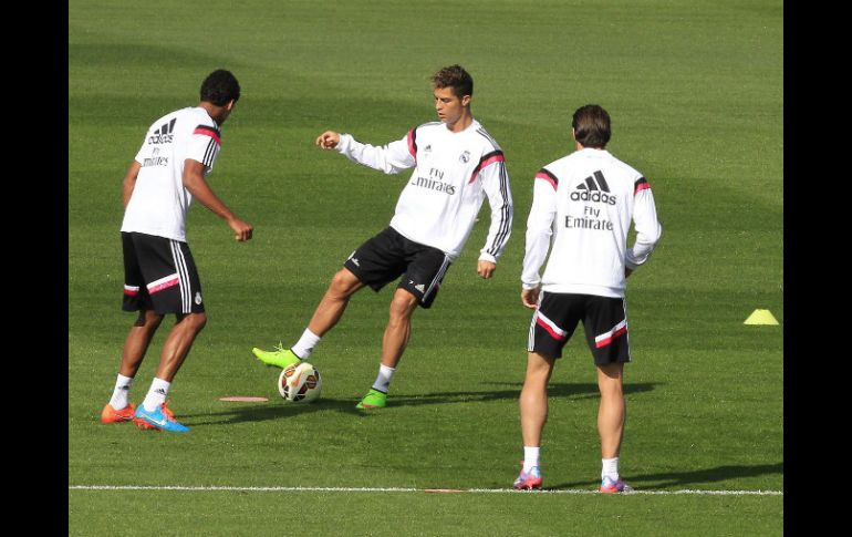 El francés Varane (i), el portugués Cristiano Ronaldo (c) y el galés Gareth Bale (d), durante un entrenamiento. EFE V. Lerena  /