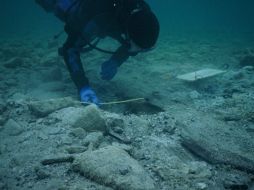 Los investigadores estudian el arrecife donde encalló Colón para posteriormente llevar a cabo una exploración geofísica. EFE / ARCHIVO