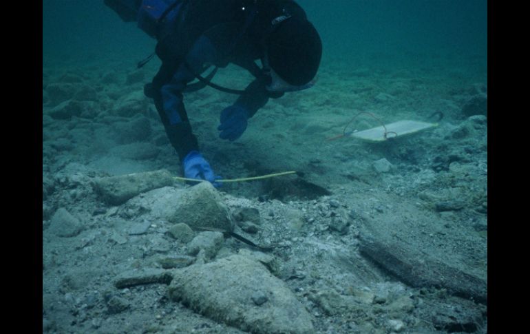 Los investigadores estudian el arrecife donde encalló Colón para posteriormente llevar a cabo una exploración geofísica. EFE / ARCHIVO