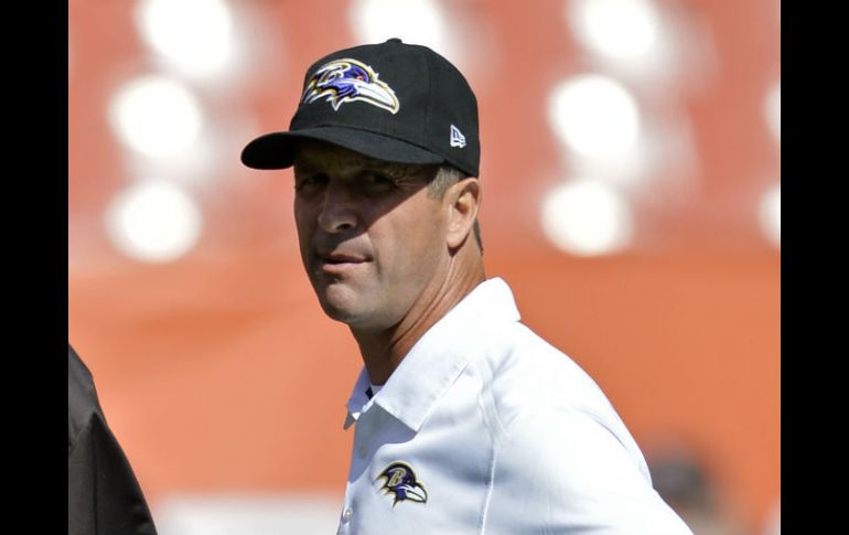 John Harbaugh, coach de los Cuervos de Baltimore admitió que apoyó a Ray Rice cuando surgió el primer video en febrero. AP / D. Richard