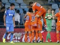 Los jugadores del Valencia celebran el tercer gol ante el Getafe, durante el partido de la cuarta jornada de Liga BBVA. EFE / A. Martín