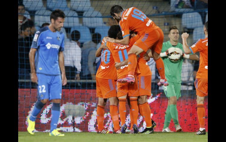 Los jugadores del Valencia celebran el tercer gol ante el Getafe, durante el partido de la cuarta jornada de Liga BBVA. EFE / A. Martín