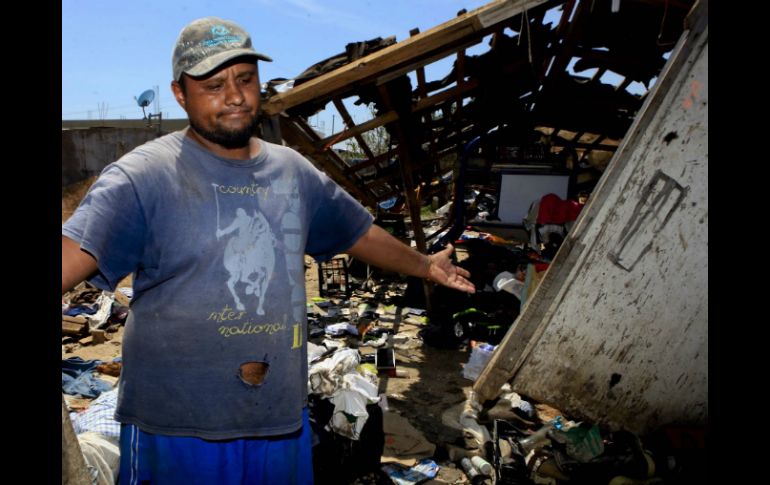 Un hombre muestra los restos de su casa luego del paso de 'Odile'. SUN / ARCHIVO