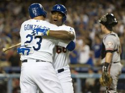 El mexicano de los Dodgers, Adrián González celebra la victoria con el cubano Yasiel Puig. AP / E. Crisóstomo