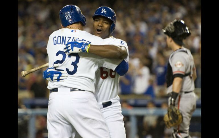 El mexicano de los Dodgers, Adrián González celebra la victoria con el cubano Yasiel Puig. AP / E. Crisóstomo