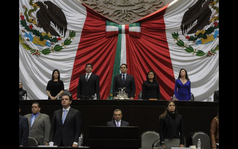 Silvano Aureoles abre la Sesión Ordinaria en el Congreso de la Unión guardando un minuto de silencio por Gabriel Gómez Michel. NTX /