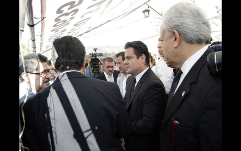 Hugo Contreras (c) y Aristóteles Sandoval, durante el funeral de Gabriel Gómez Michel. ESPECIAL / Gobierno del Estado de Jalisco