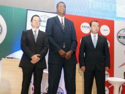 El estadounidense Bill Cartwright (c) fue presentado como el nuevo entrenador. NTX / A. Aquino.