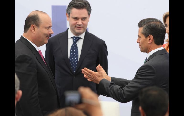 El Presidente de la República dialoga con el gobernador de Chihuahua (i) en la clausura del Foro de Seguridad. NTX / J. Pazos