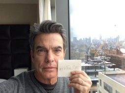 El actor Peter Gallagher subió una imagen a su cuenta de Twitter con el mensaje #HeforShe's. TWITTER / @petergallagher