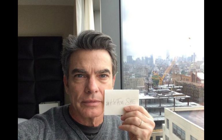 El actor Peter Gallagher subió una imagen a su cuenta de Twitter con el mensaje #HeforShe's. TWITTER / @petergallagher