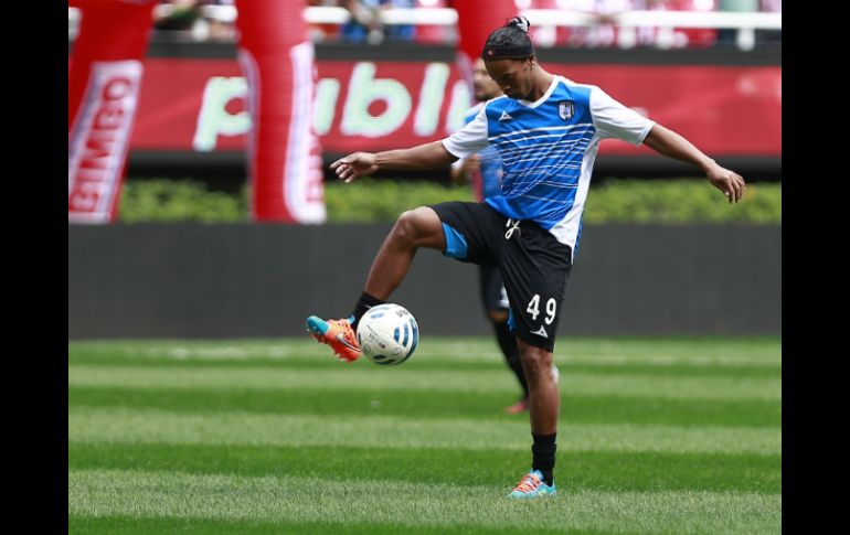 Ignacio Ambriz pide paciencia para el jugador, señalando que la gente espera que Ronaldinho se cargue el equipo. EL INFORMADOR / ARCHIVO.