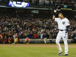 Recibido con cánticos que hicieron eco durante toda la noche en el Bronx, Jeter saludó al público varias veces. AP / K. Willens