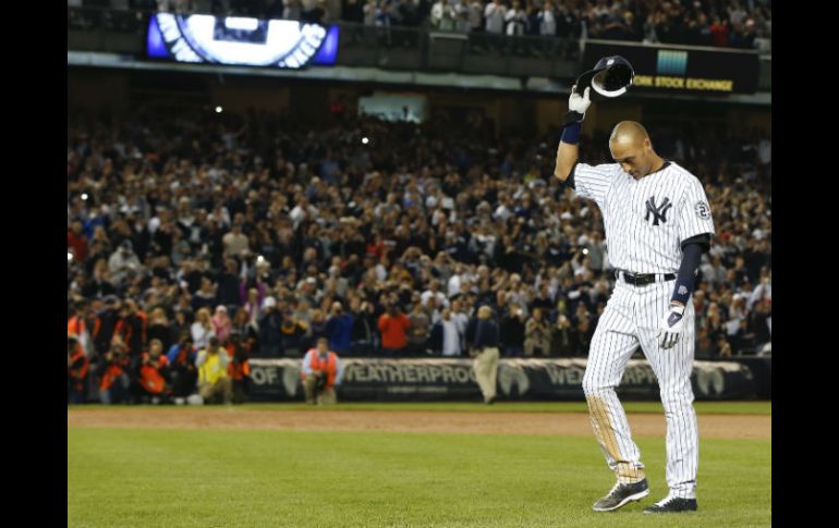 Recibido con cánticos que hicieron eco durante toda la noche en el Bronx, Jeter saludó al público varias veces. AP / K. Willens