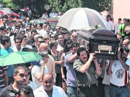 EL ADIÓS. Cientos de personas siguieron el cortejo que culminó co n la misa de despedida de Gómez Michel.  /