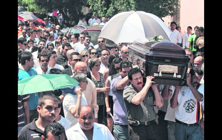 EL ADIÓS. Cientos de personas siguieron el cortejo que culminó co n la misa de despedida de Gómez Michel.  /