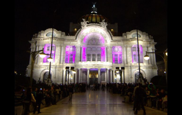 Palacio de Bellas Artes iluminado por su 80 aniversario. NTX / N. Tavira