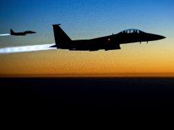 Un par de cazabombarderos F-15 vuelan sobre el norte de Iraq después de bombardear objetivos del EI. EFE / ARCHIVO