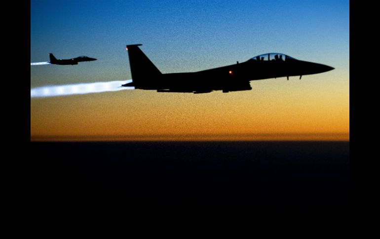 Un par de cazabombarderos F-15 vuelan sobre el norte de Iraq después de bombardear objetivos del EI. EFE / ARCHIVO