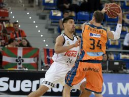 El pivote nayarita del Real Madrid, Gustavo Ayón (i), trabaja sobre Pablo Aguilar (d) del Valencia Basket. EFE / A. Ruiz