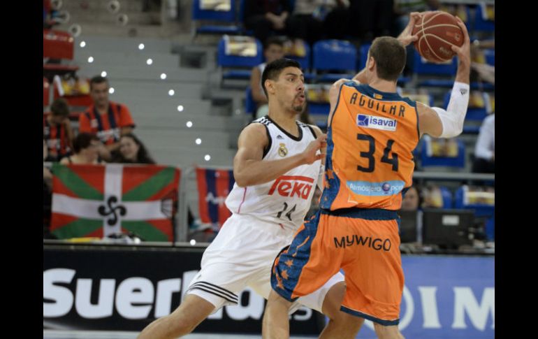 El pivote nayarita del Real Madrid, Gustavo Ayón (i), trabaja sobre Pablo Aguilar (d) del Valencia Basket. EFE / A. Ruiz