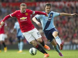 El cuadro de Van Gaal irá a la siguiente jornada sin Rooney (i) debido a una falta en el minuto 54 sobre el inglés Stewart Downing (d). AP / J. Super