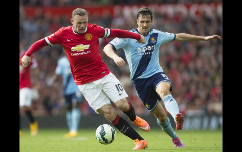 El cuadro de Van Gaal irá a la siguiente jornada sin Rooney (i) debido a una falta en el minuto 54 sobre el inglés Stewart Downing (d). AP / J. Super