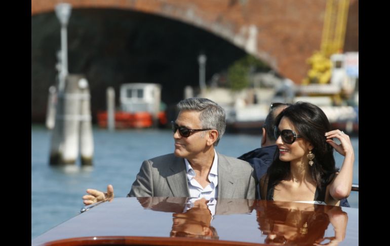 Amal le pide a Clooney que se relaje y disfrute el momento en lugar de preocuparse por cada detalle. AP / L. Bruno