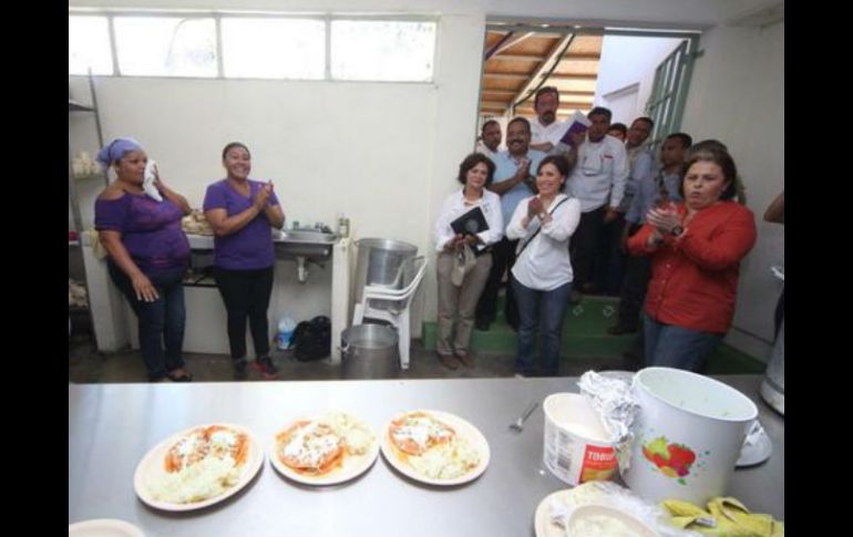 La funcionario visita los comedores comunitarios. TWITTER / @Rosario_Robles_