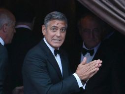 Clooney se frota las manos y desaparece entre una carpa instalada en el muelle del hotel donde se realizó la ceremonia. EFE / A. Di Meo