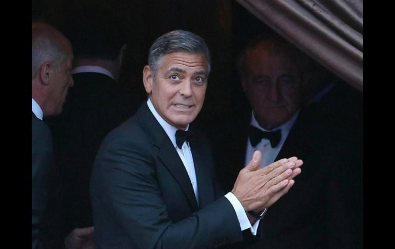 Clooney se frota las manos y desaparece entre una carpa instalada en el muelle del hotel donde se realizó la ceremonia. EFE / A. Di Meo