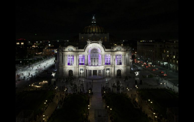 En el marco de la celebración por su 80 aniversario, la fachada del Palacio luce nueva iluminación. NTX / ARCHIVO