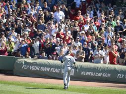 Aficionados de Boston, el acérrimo rival de los Yanquis, le aplauden a Derek Jeter, tras lograr un sencillo, ayer en Fenway Park. EFE / C. Gunther