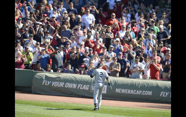 Aficionados de Boston, el acérrimo rival de los Yanquis, le aplauden a Derek Jeter, tras lograr un sencillo, ayer en Fenway Park. EFE / C. Gunther