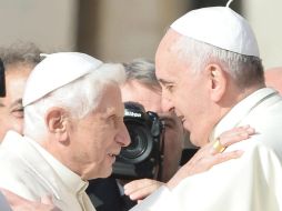 Francisco abraza cálidamente al frágil Benedicto XVI, de 87 años. EFE / M. Brambatti