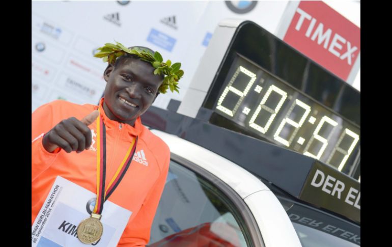 Este gran logro también le hace ganar a Dennis Kimetto poco más de 152 mil dólares. EFE / R. Jensen