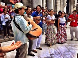 Personas que esperaban ingresar al concierto de la Orquesta Sinfónica Nacional, se detienen a admirar el 'performance'. TWITTER / @bellasartesinba