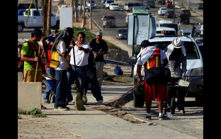 Estudiantes participan en el programa de empleo temporal para remover los escombros que dejó el huracán 'Odile'. SUN / ARCHIVO