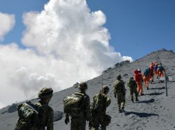 Soldados buscan sobrevivientes y desaparecidos en el volcán japonés del monte Ontake. AFP / J. Staff