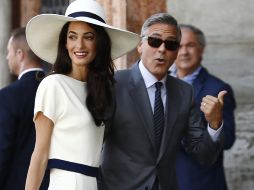 Ella llegó vestida con un elegante traje blanco, con sombrero de ala ancha y él de gris. AFP / P. Teyssot