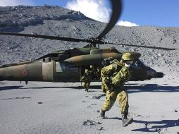 Las operaciones de rescate de bomberos, policías y miembros del Ejército son suspendidas por las emisiones de gas y ceniza. EFE / Ministry of Land