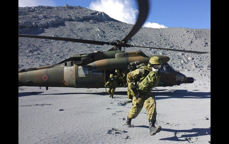 Las operaciones de rescate de bomberos, policías y miembros del Ejército son suspendidas por las emisiones de gas y ceniza. EFE / Ministry of Land