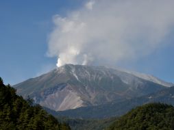 El Ontake, segundo volcán más alto de Japón continúa emanando residuos desde el sábado. AFP / K. Nogi